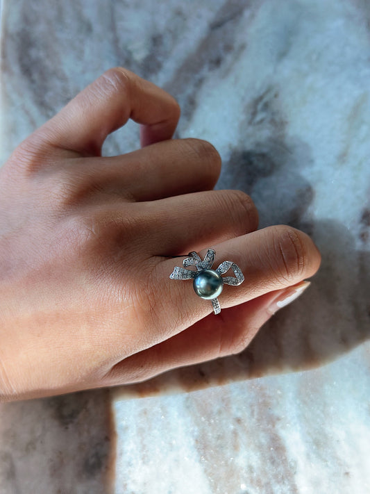 Noir Belle, 8-8.5mm Tahitian Pearl Bow Ring